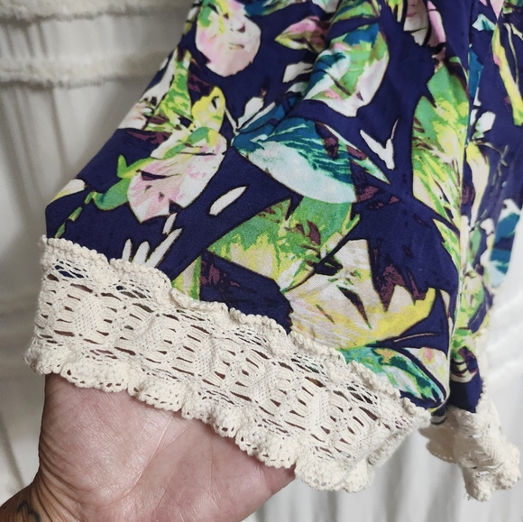 Good condition Forever 21 romper. Size small - Picture 4 of 11